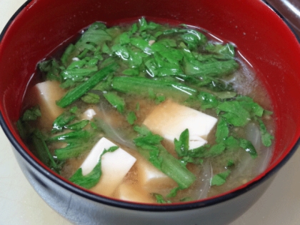 豆腐と春菊の味噌汁