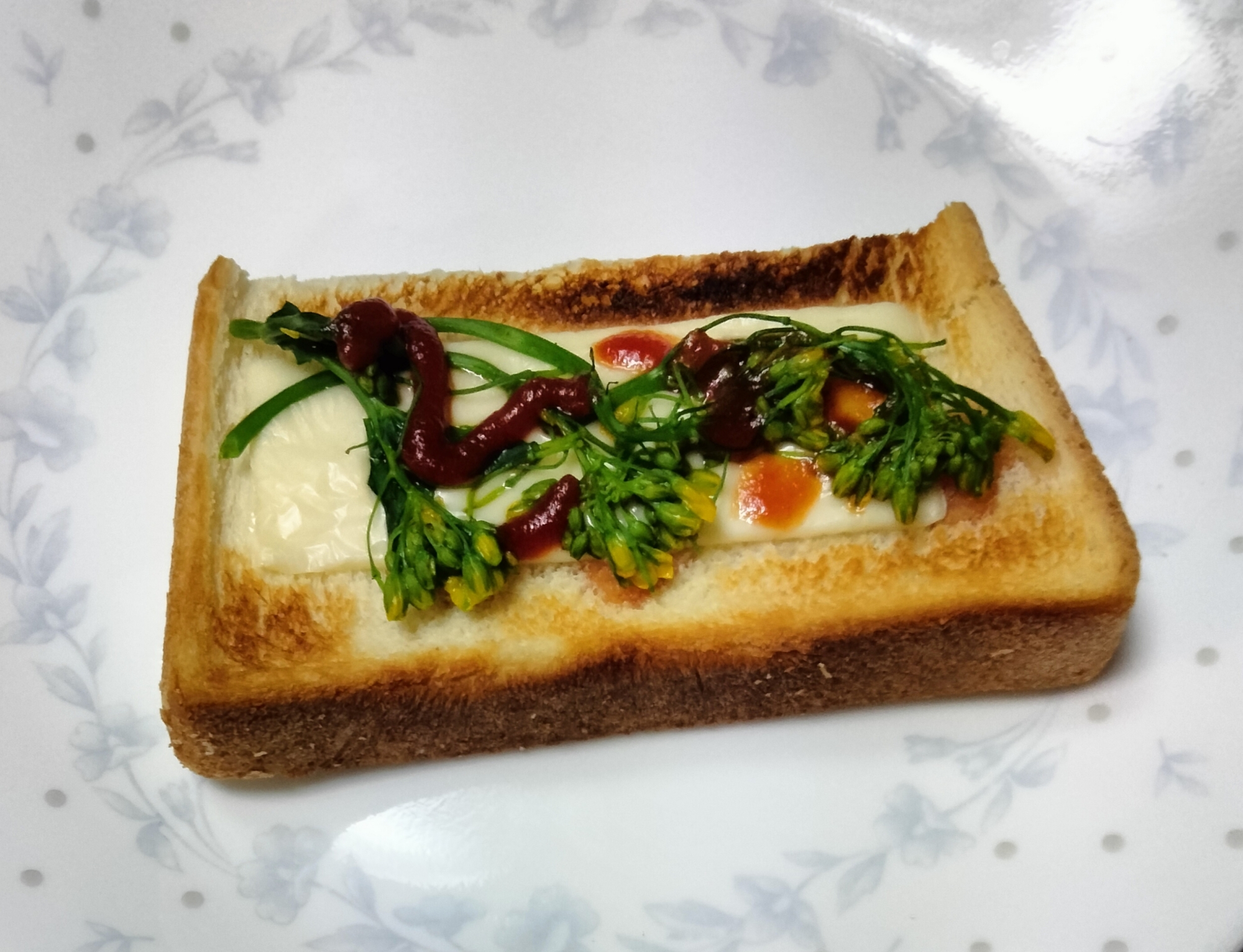 チーズトーストアレンジ 菜の花のせてケチャかけて