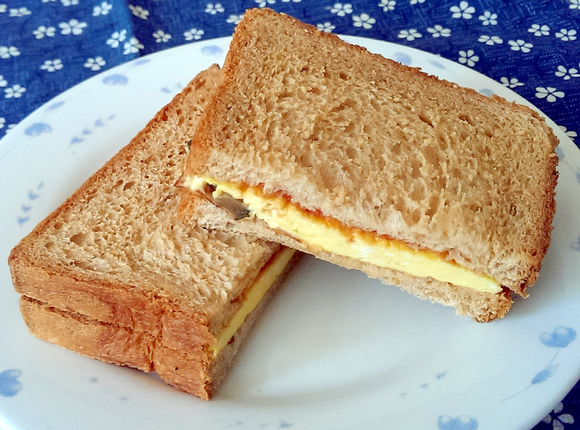 キューちゃんチーズオムレツのサンドイッチ