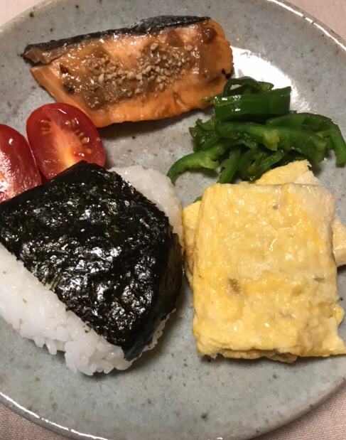 おむすびと鮭のすりごま味噌焼きの朝ごはん