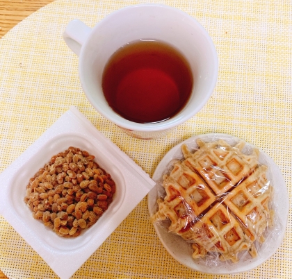 ロールパンとカラフル納豆とお味噌汁の簡単ランチ