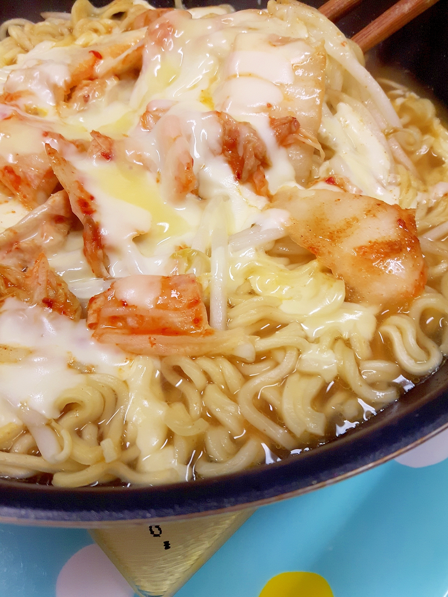 袋麺アレンジ！ピリ辛白菜キムチ＆チーズラーメン♪