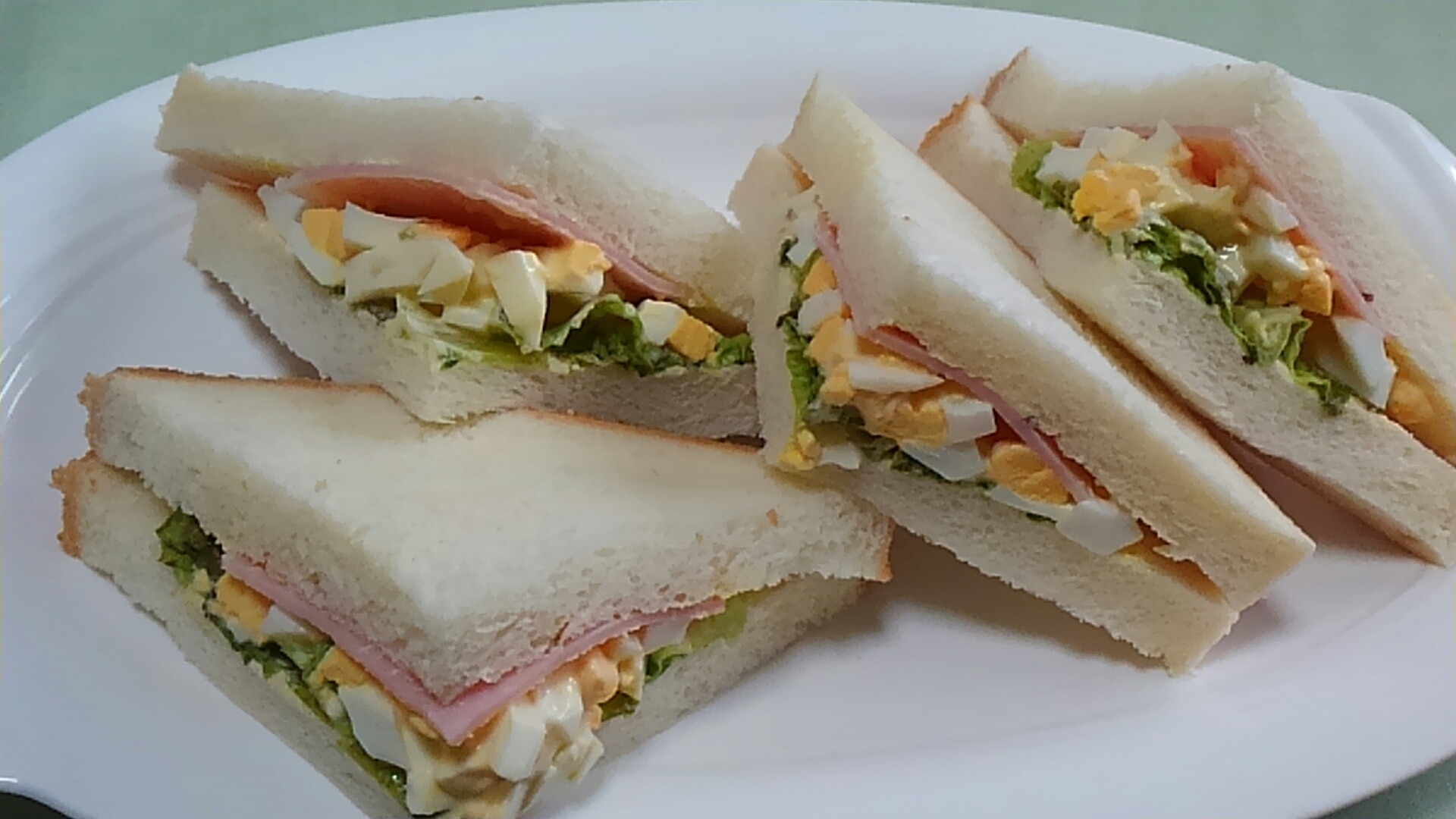 茹で卵とロースハムとサニーレタスのミックスサンド＊ レシピ・作り方