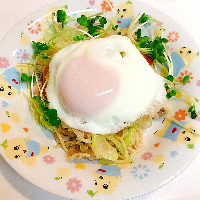 キャベツと豚バラの♪目玉焼き焼きそば