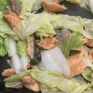 鮭と白菜の塩麹炒め