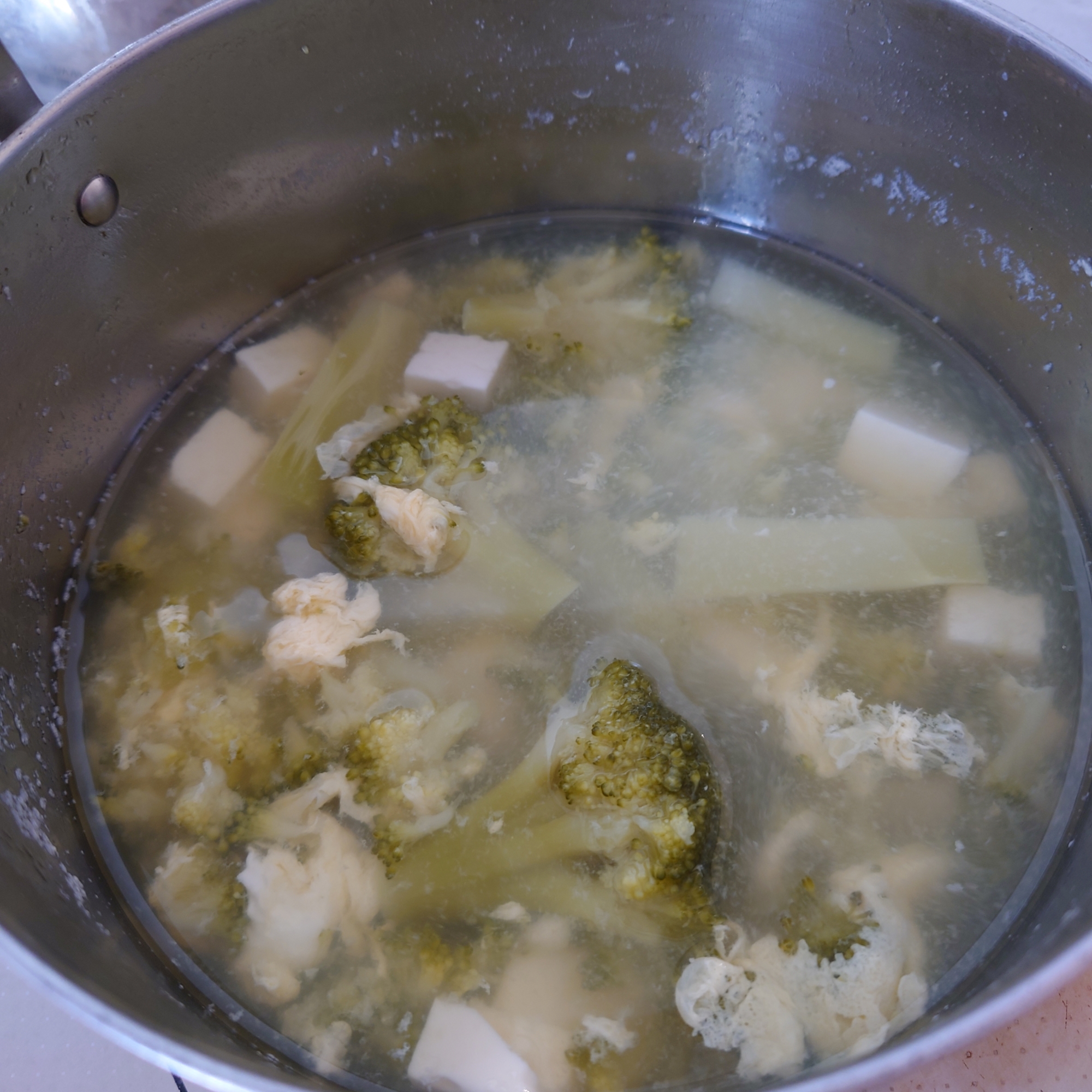 ブロッコリー・豆腐・卵の中華スープ