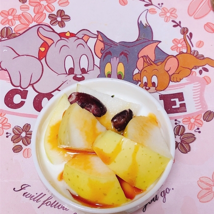 しゃきしゃきりんごの黒蜜かけヨーグルト