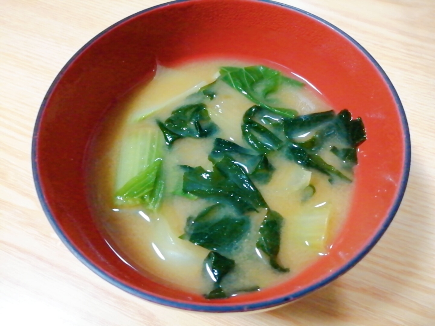 チンゲン菜とわかめの味噌汁