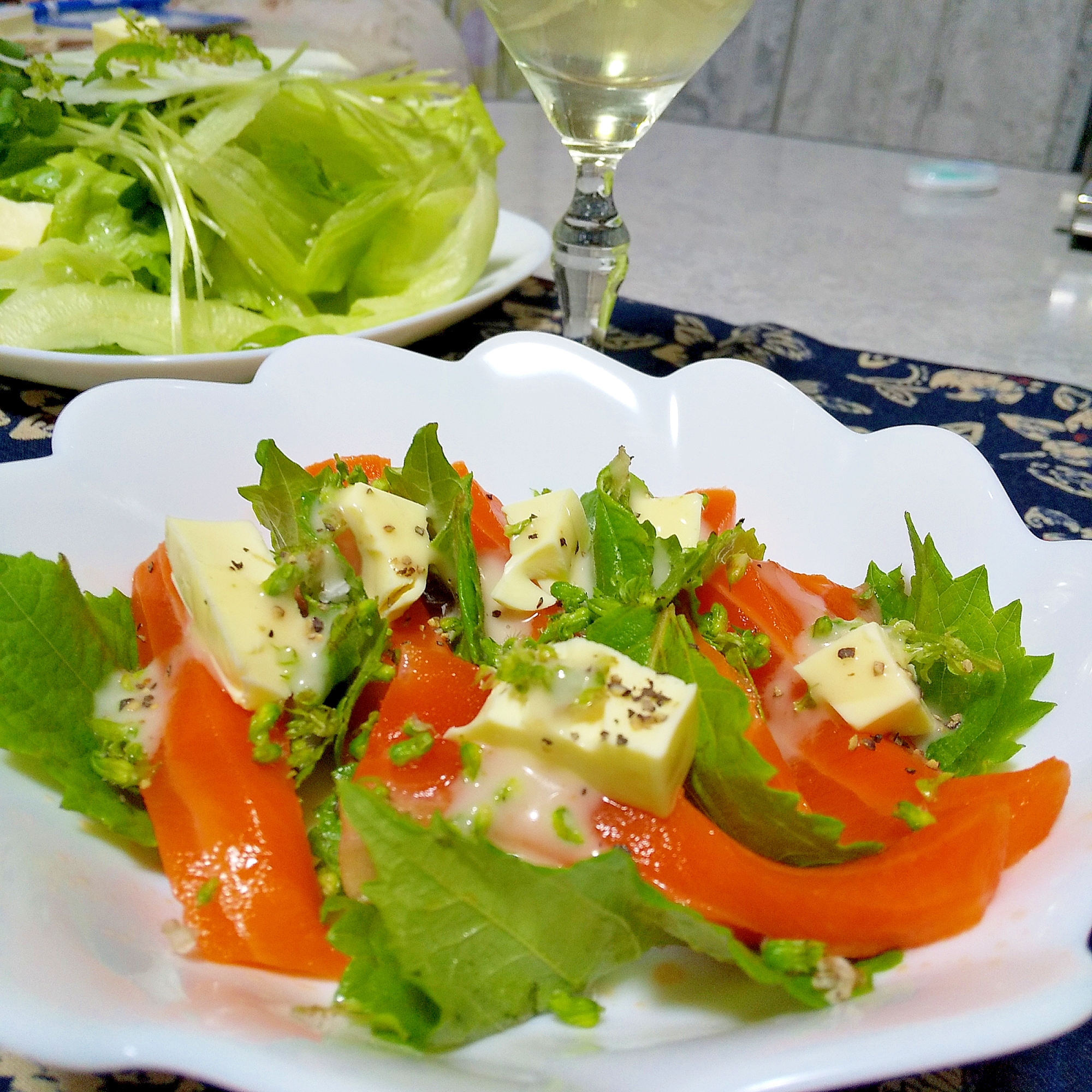 刺身サーモンでお酒がおいしい！サラダアレンジ