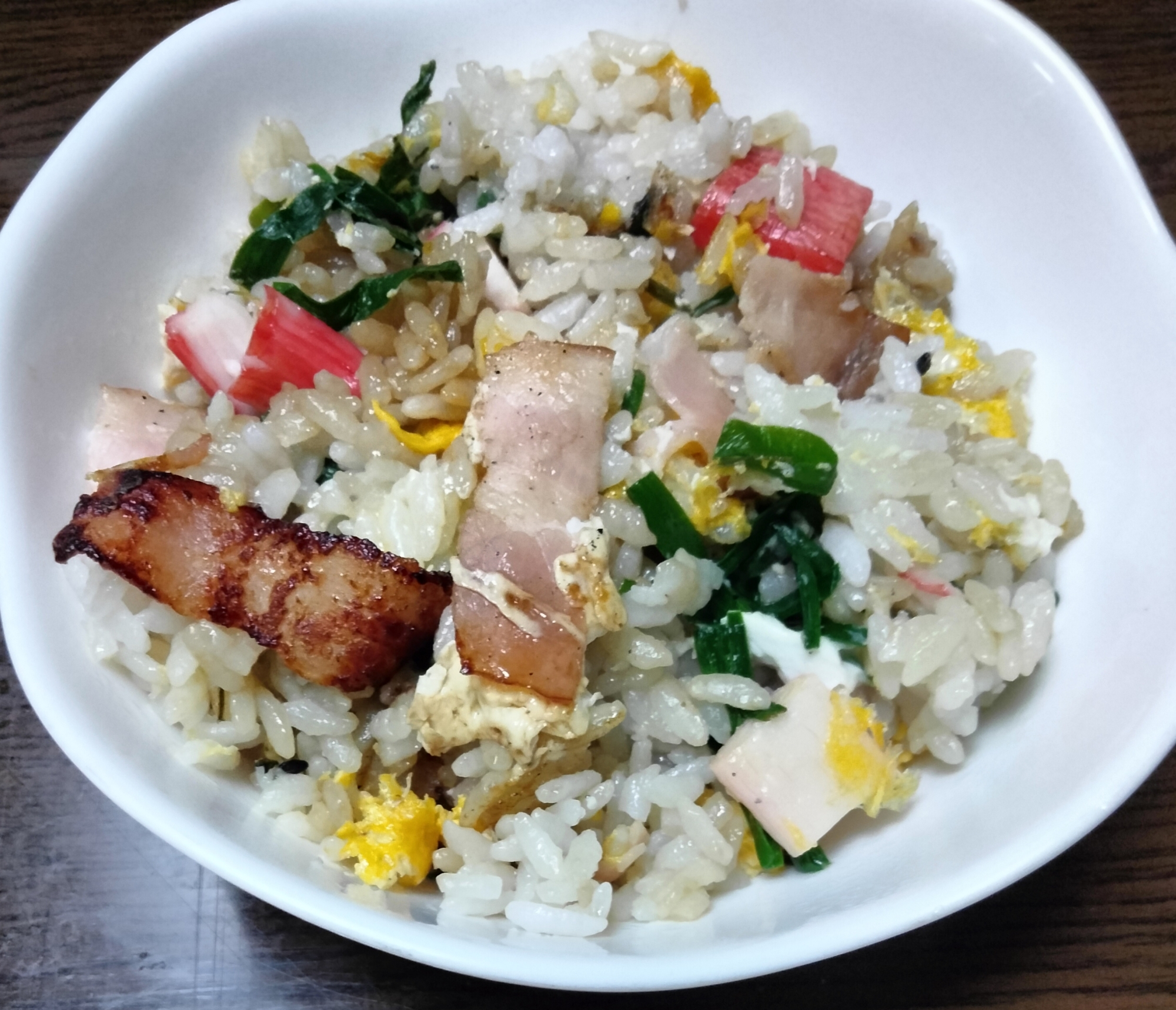 ベーコンカニカマ細ニラで卵チャーハン