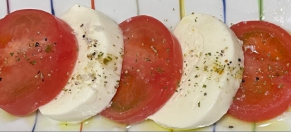 トマトとモッツァレラチーズとバジルのカプレーゼ
