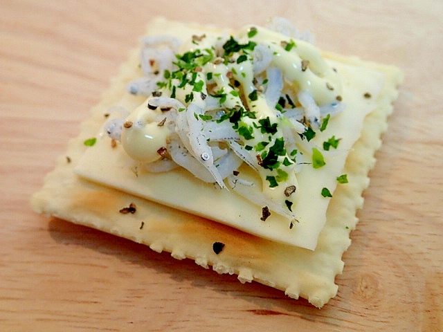 チーズとしらすのクラッカー レシピ 作り方 By ぷ みぃまま 楽天レシピ