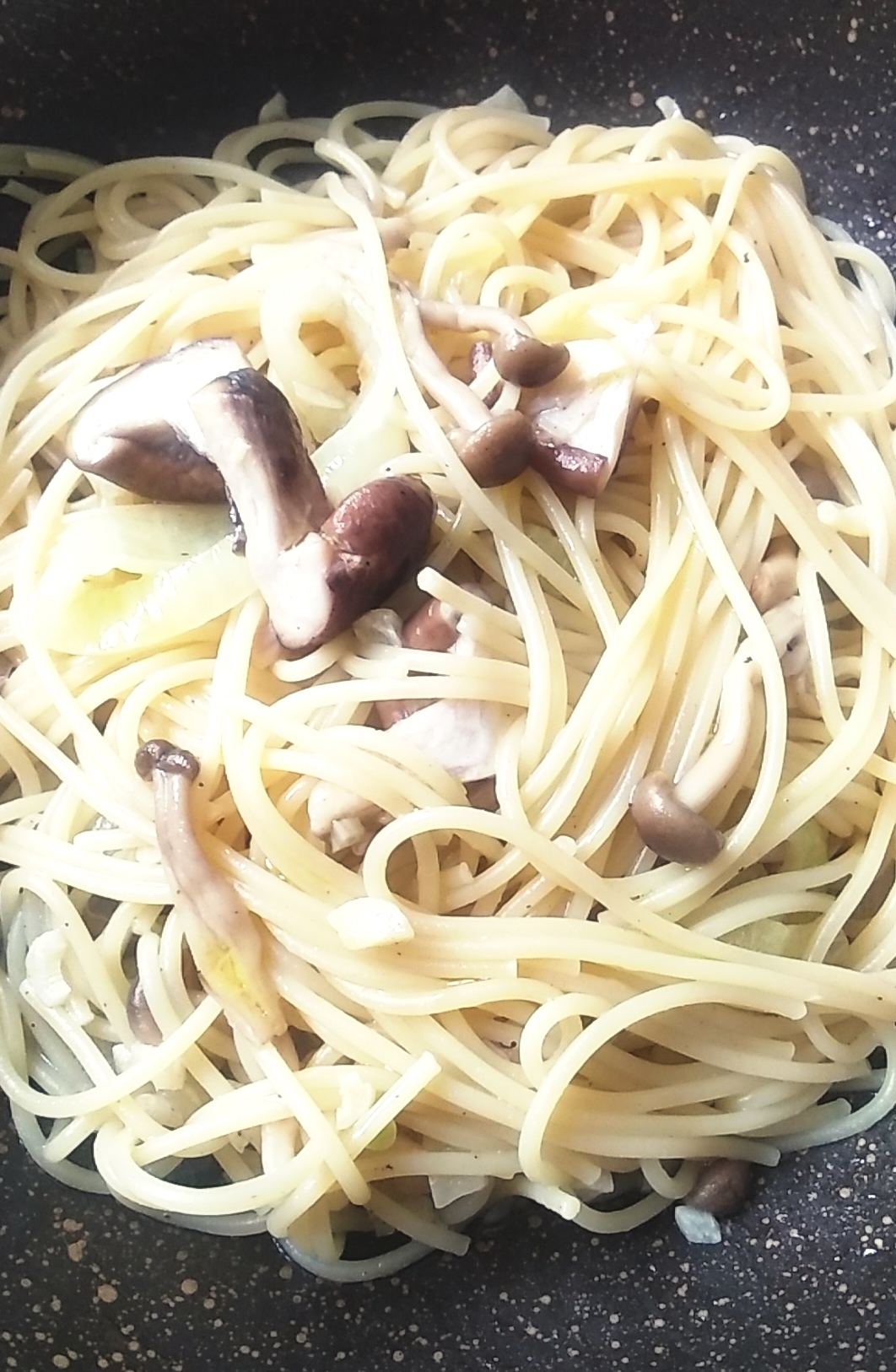 ほんだしで⭐しめじと椎茸のにんにくパスタ