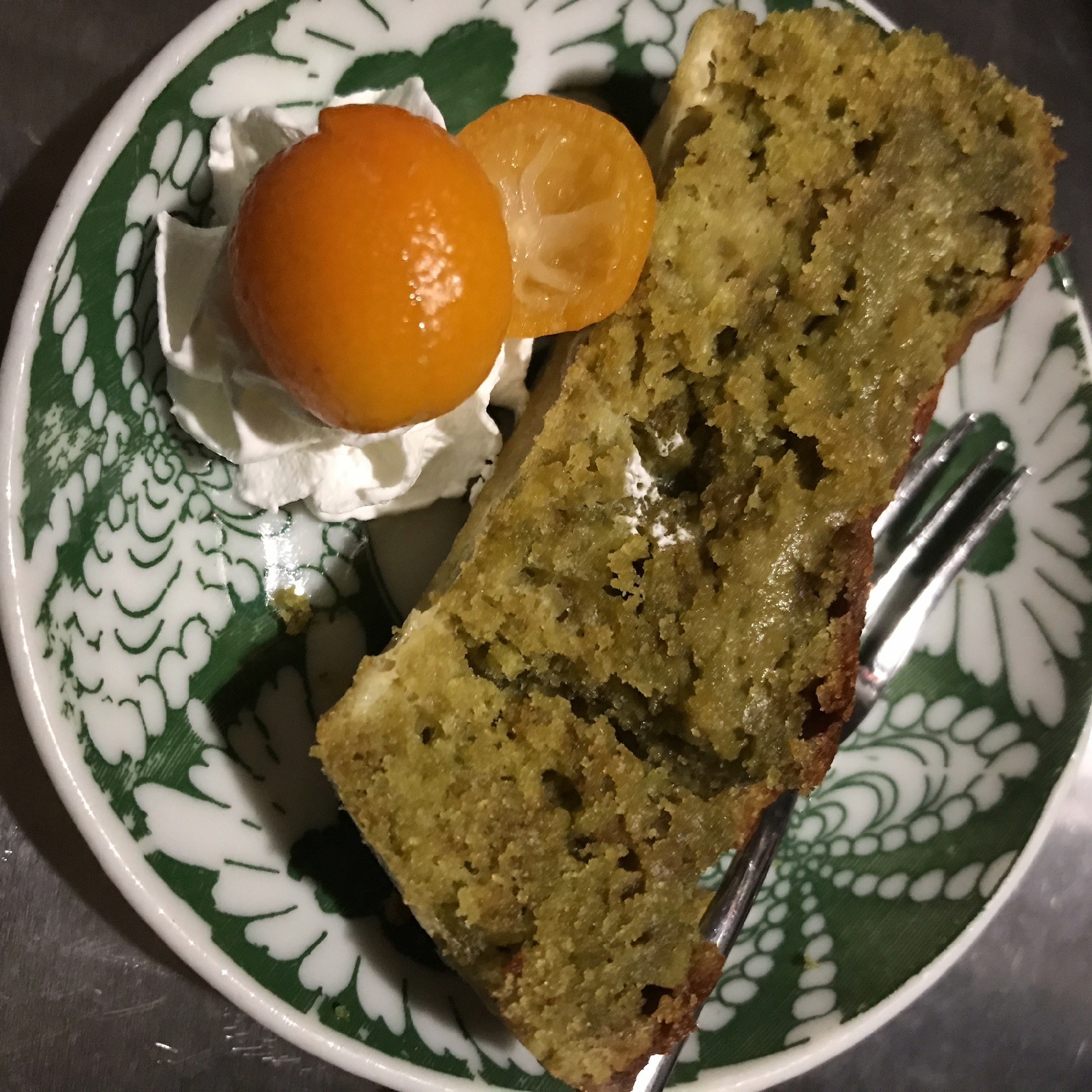 抹茶ソースでケーキ