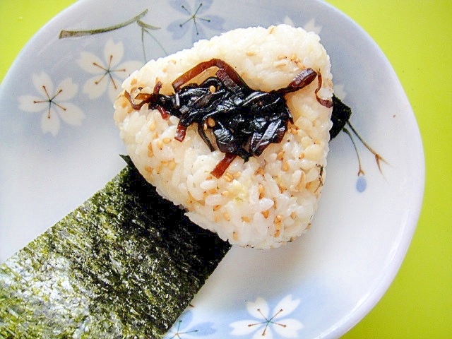 押し麦ごはんで♪わさび風味のごま昆布おにぎり