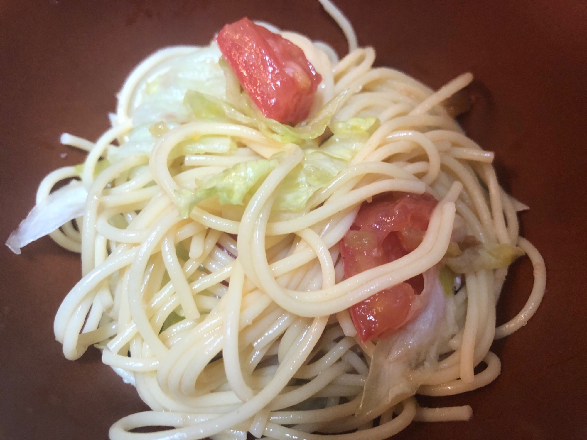 トマトとレタスのパスタサラダ