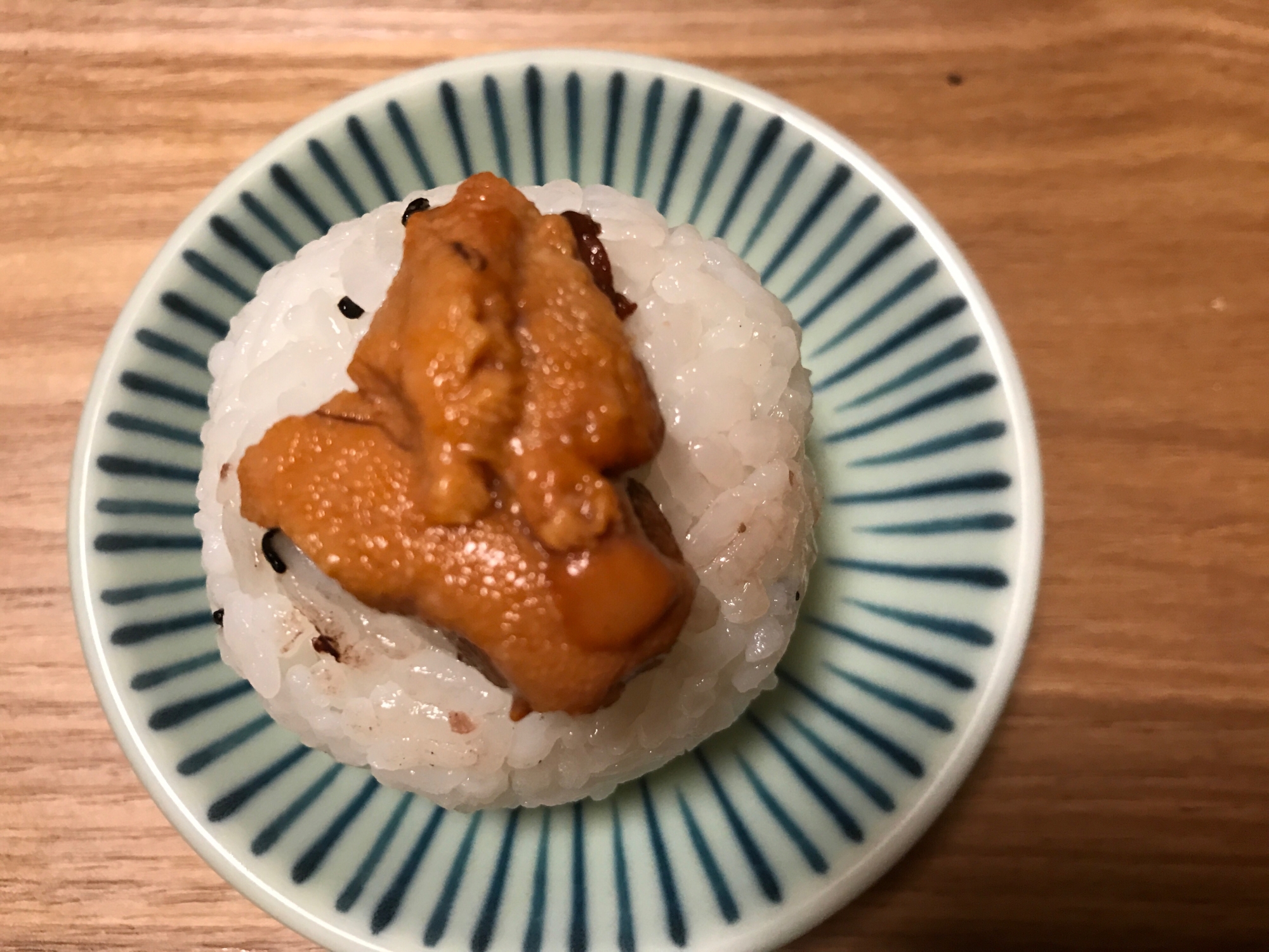 黒ごま入り酢飯でウニのせ手毬寿司