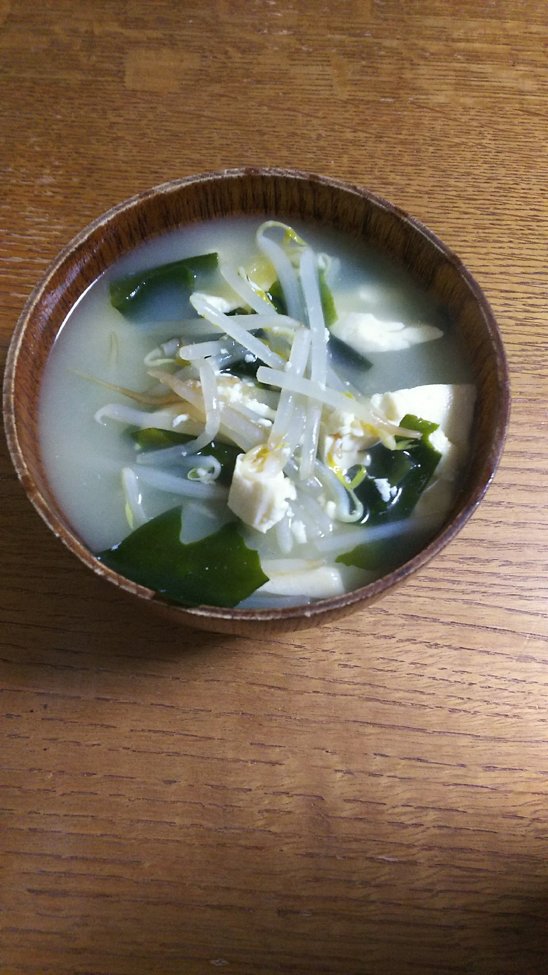 もやしとわかめの豆腐スープ