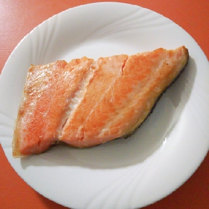 hamupi-ti-zuさん こんばんは♪フライパンも汚れずに、鮭も美味しく焼けました！嬉しいアイデアありがとうございましたo(^o^)o