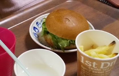 子ども達とおうちでハンバーガー屋さんごっこしました(*^^*)