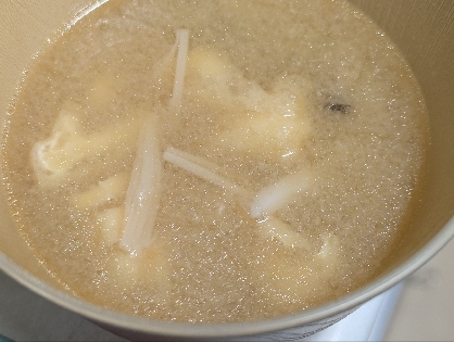 えのき・わかめ・油揚げの味噌汁（鰹だし・塩麹入り）