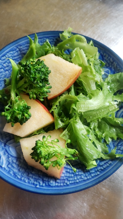 サラダも朝食に美味しくいただきました(≧▽≦)りんごが入るとさっぱりしていいですね。ごちそうさまでした♬