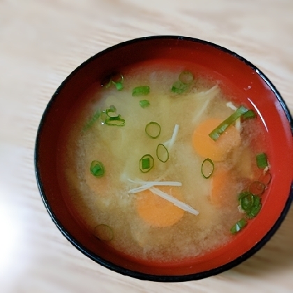 にんじん・ねぎ・えのきの味噌汁