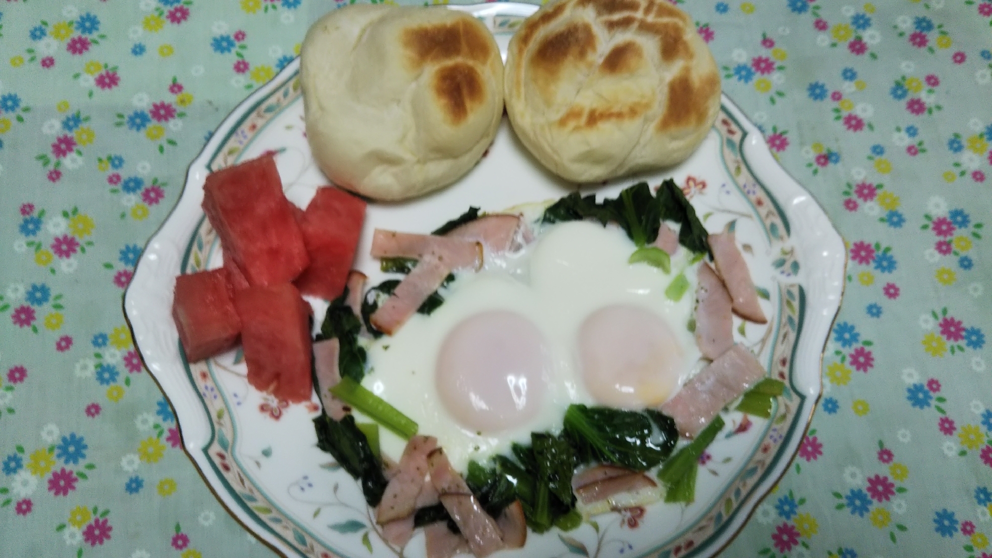 小松菜とハムの巣籠もり卵とロールパントースト☆