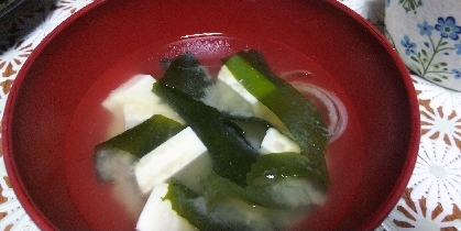 玉ねぎと豆腐とわかめのお味噌汁