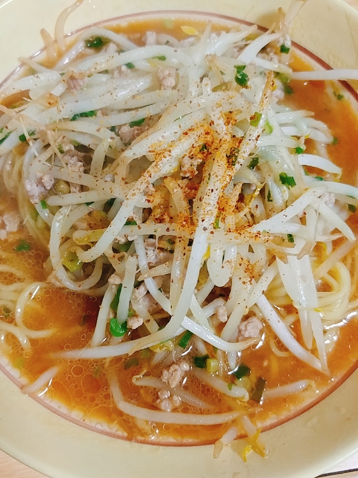 もやし　豚挽き肉　小ネギ炒め乗せピリ辛味噌ラーメン