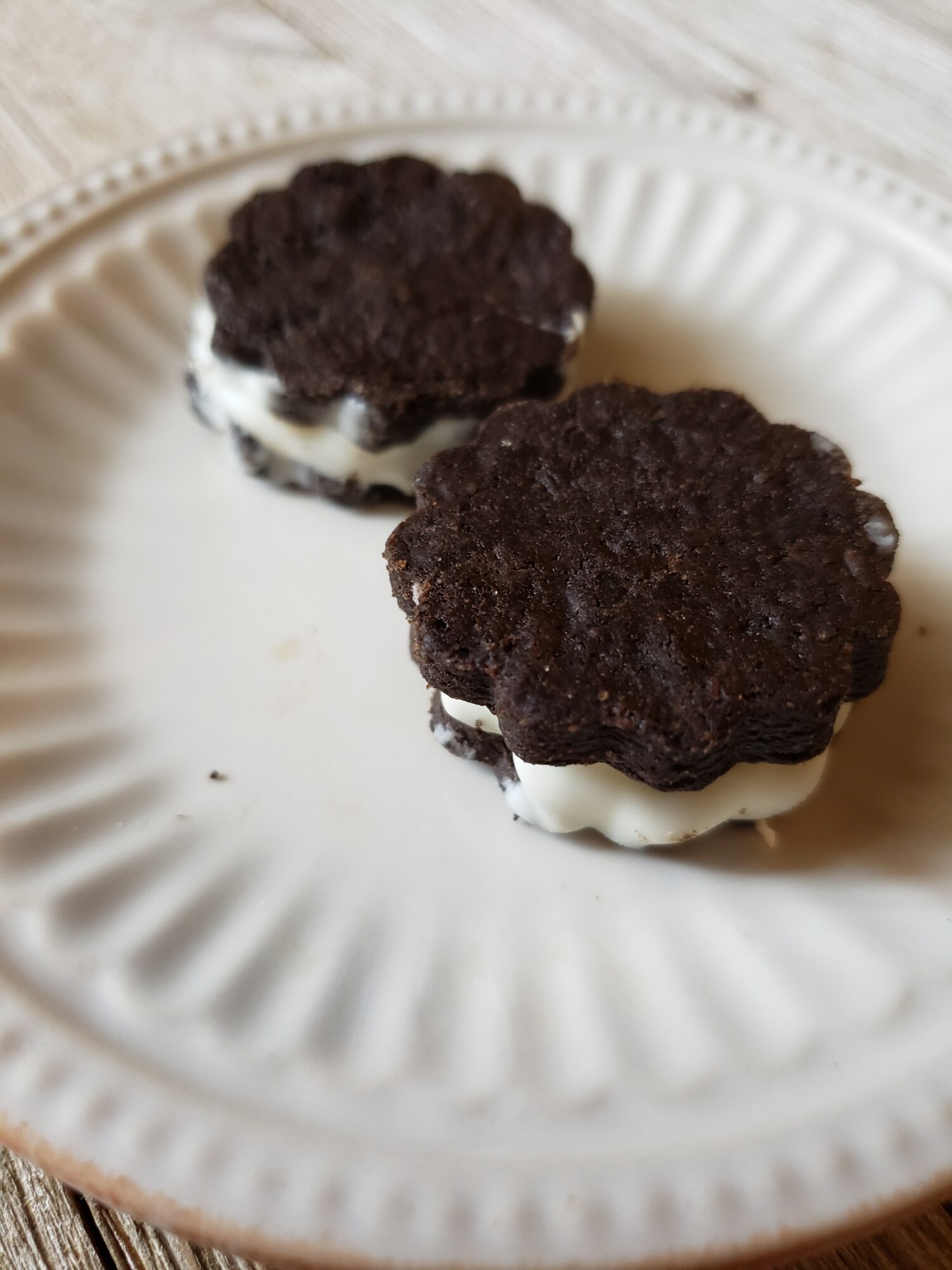 ホワイトチョコのブラックココアビスケットサンド♪ レシピ・作り方 by