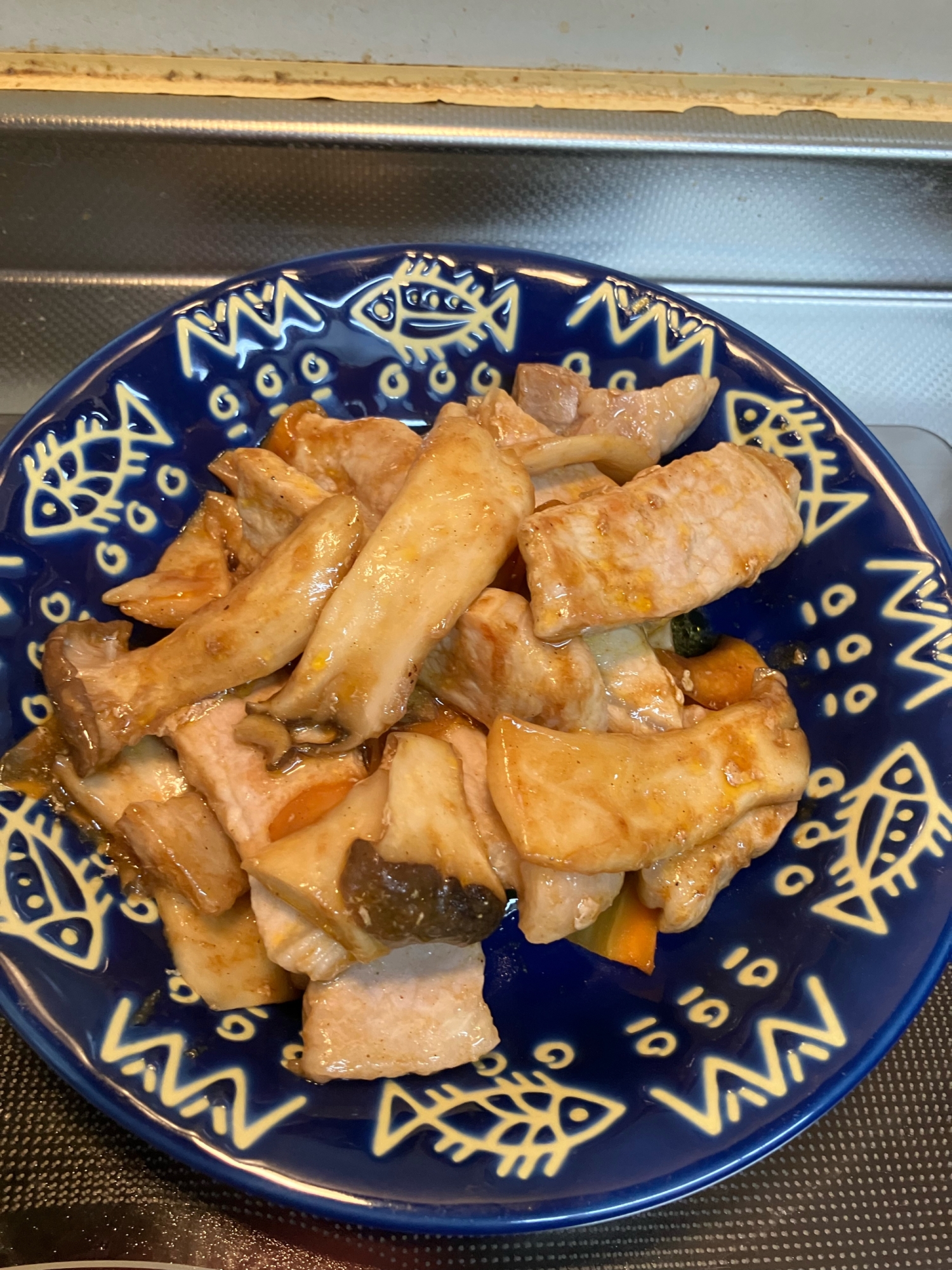 豚肉とエリンギと人参のガーリックケイジャンソース♪