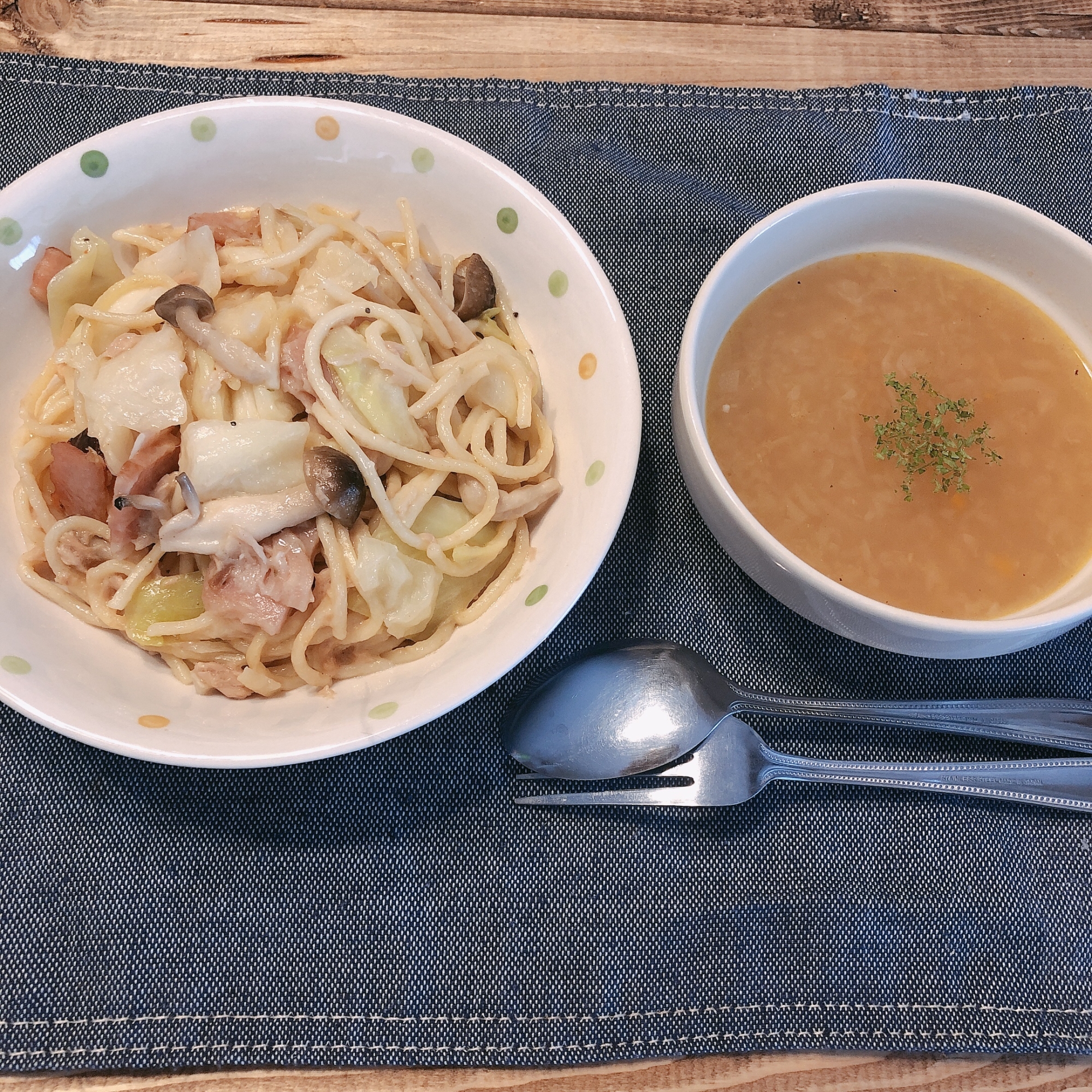 旬の野菜を使ったクリームパスタとオニオンスープ