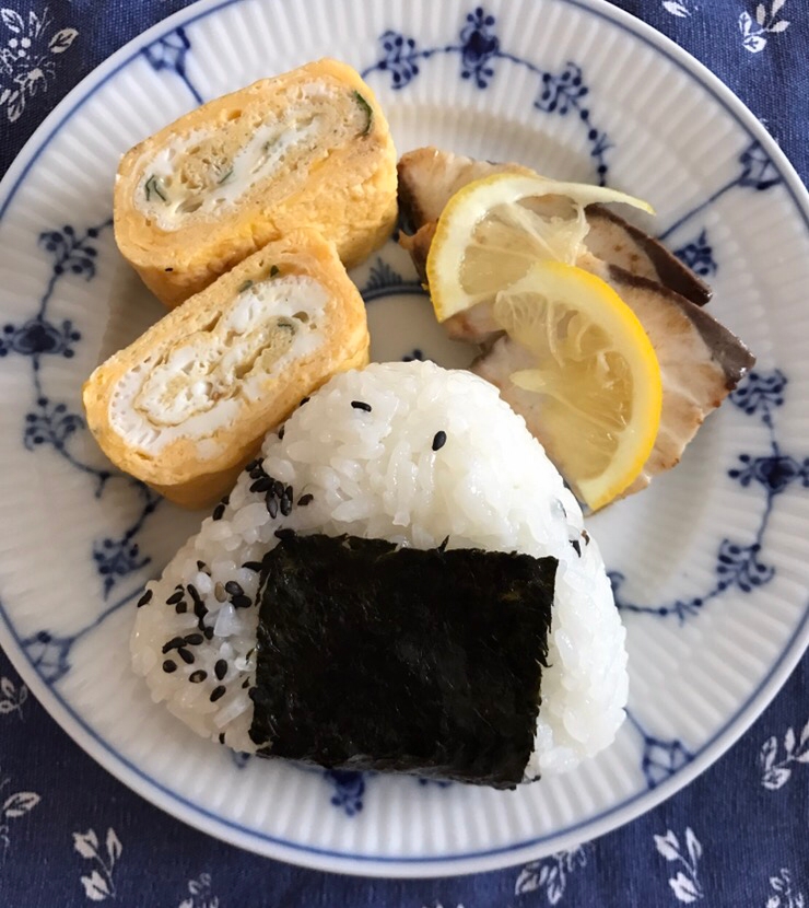 黒ごまおむすびとハマチの塩焼きの朝ごはん