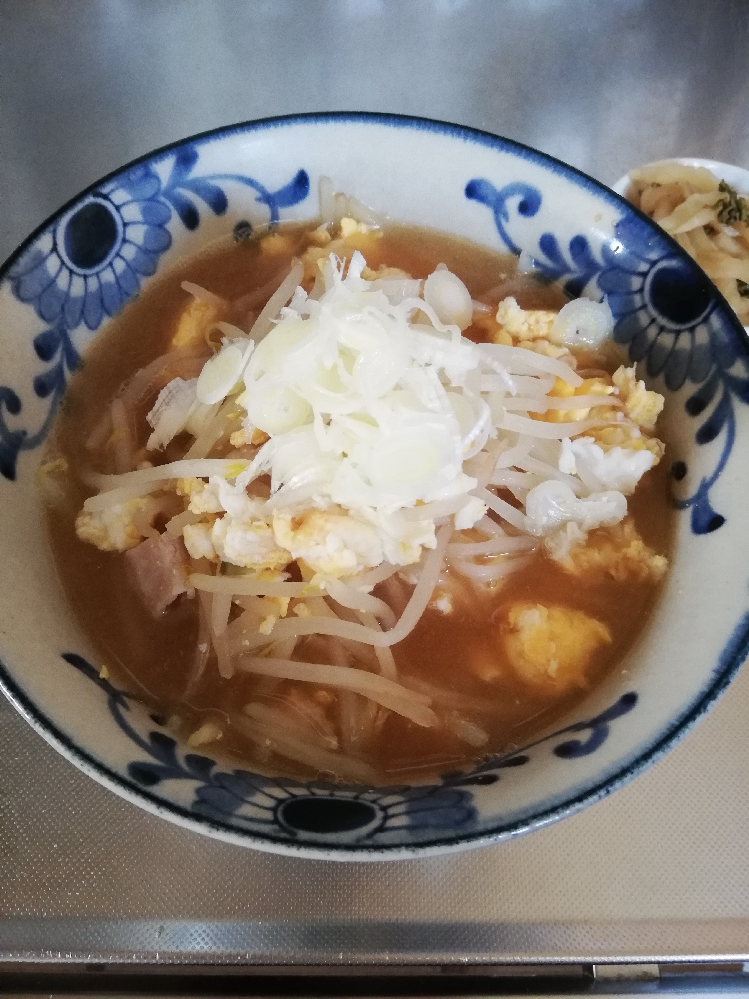 もやしと卵とベーコンの醤油ラーメン