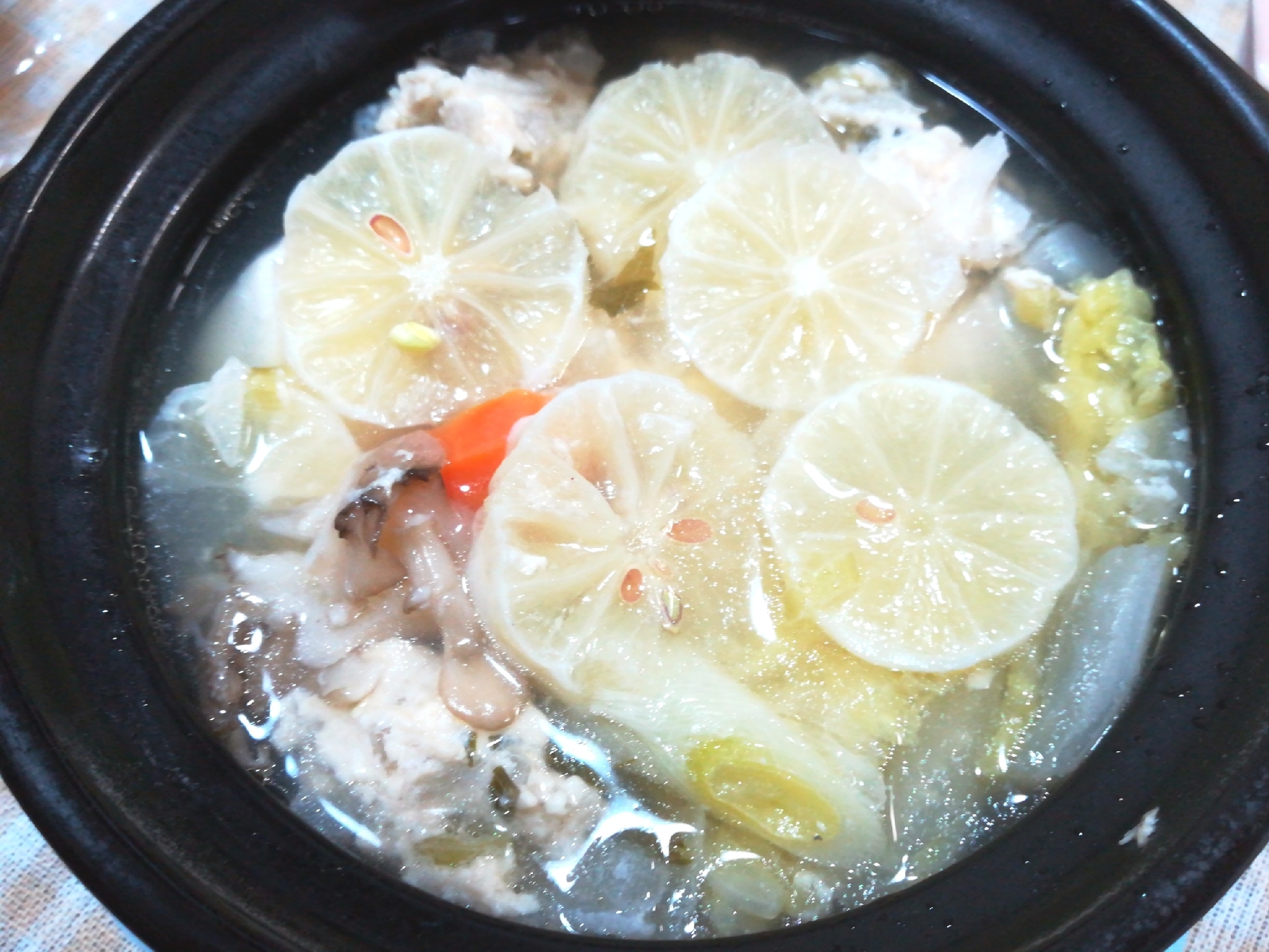 さっぱりおいしい☆鶏団子の塩レモン鍋
