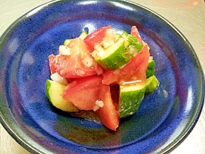 完熟トマトときゅうりのサラダ