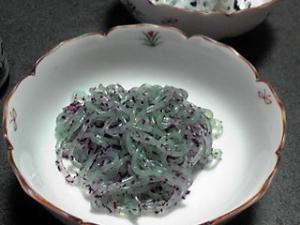 ダイエットに糸こんにゃくとゆかりの和え物。