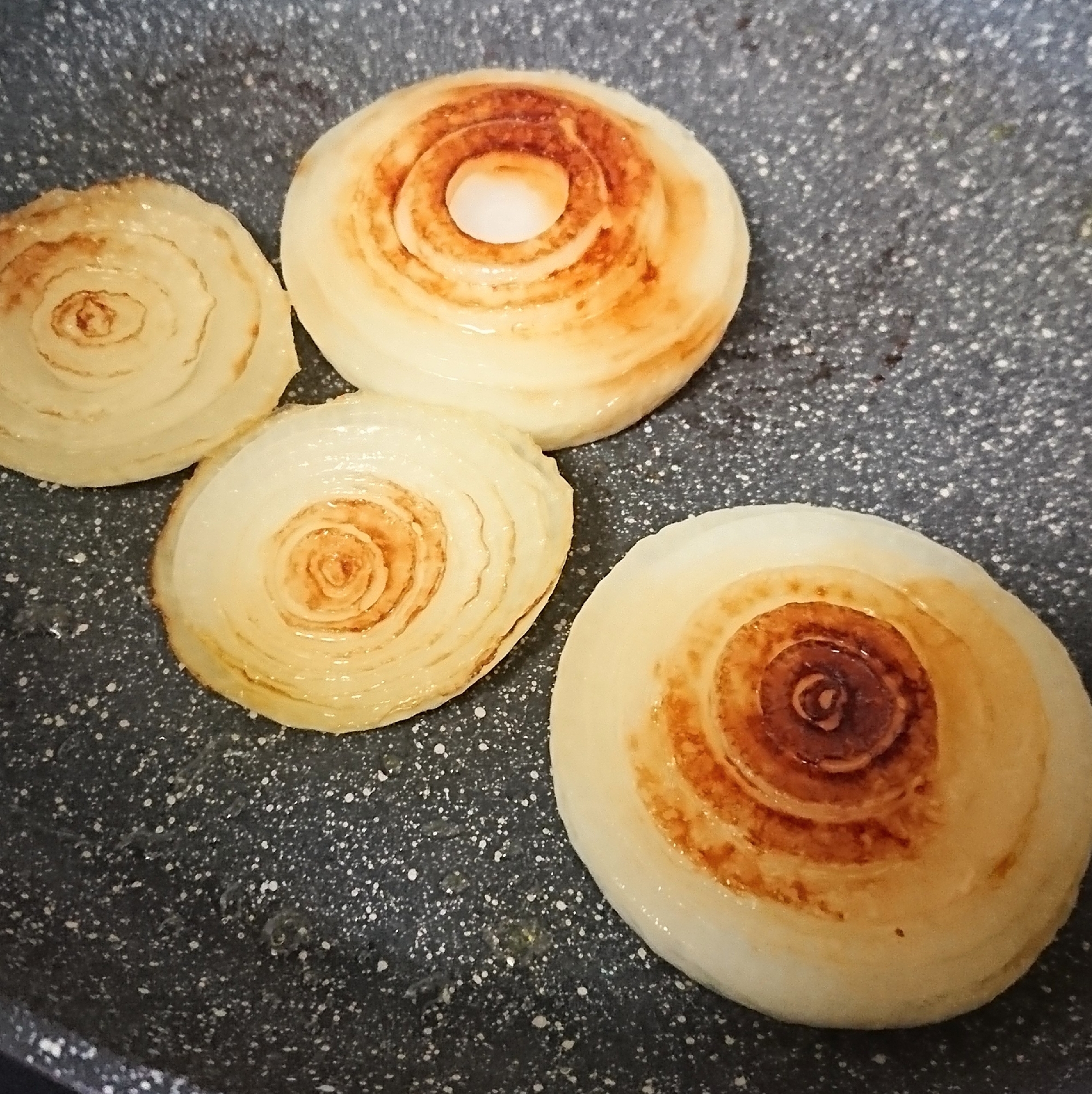 弱火でじっくりが美味しさの秘密 新玉ステーキ レシピ 作り方 By ましあ 楽天レシピ