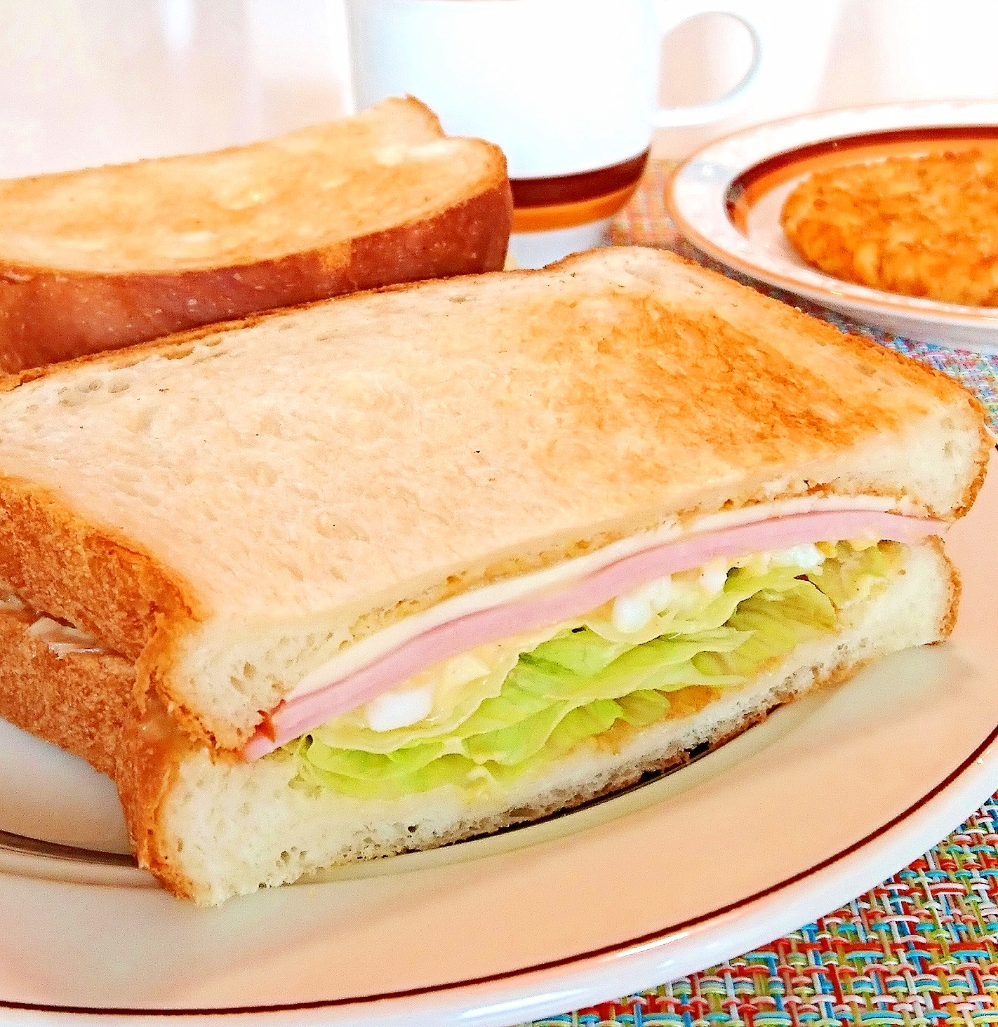 ハムチーズレタス＆たまごサラダのサンドイッチ