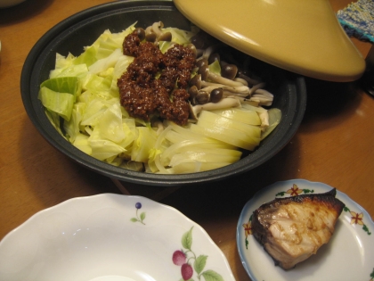 タジン鍋を使って作りました。蒸しただけの野菜がソースをかけるとコクがでておいしかったです。特に甘めのソースが子供に好評でした。
