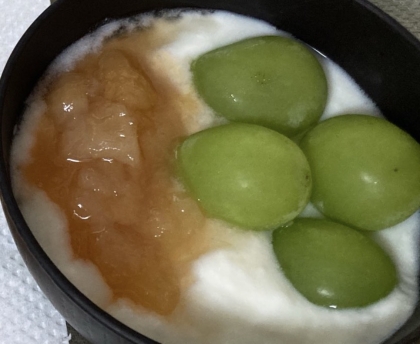 ぶどう並べたヨーグルト