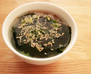 簡単!!ごまとわかめの塩麹スープ