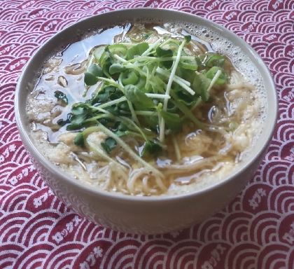 参考にさせていただきました^^卵とじにした煮麺に豆苗、かいわれ大根、お葱をトッピングしました。ごちそうさまでした(^○^)