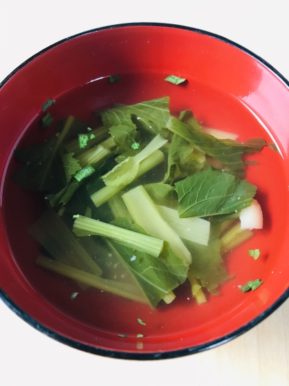 レシピを参考にして作ってみました。シンプルに小松菜の味を楽しめる一品ですね。色々な料理に合うやさしい味のお吸い物にできました。体が温まって美味しかったです。