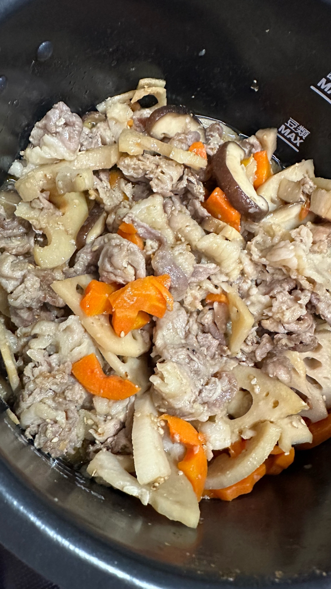 圧力鍋で作る豚肉と根菜の味噌煮込み