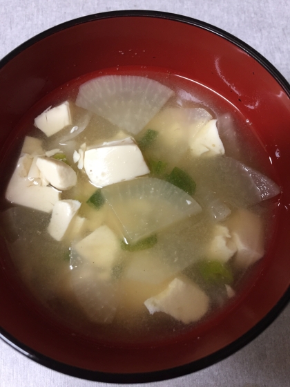 白味噌で作るお豆腐とワカメのお味噌汁