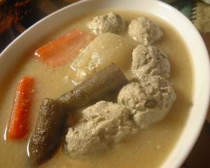 味噌味の鶏団子スープ