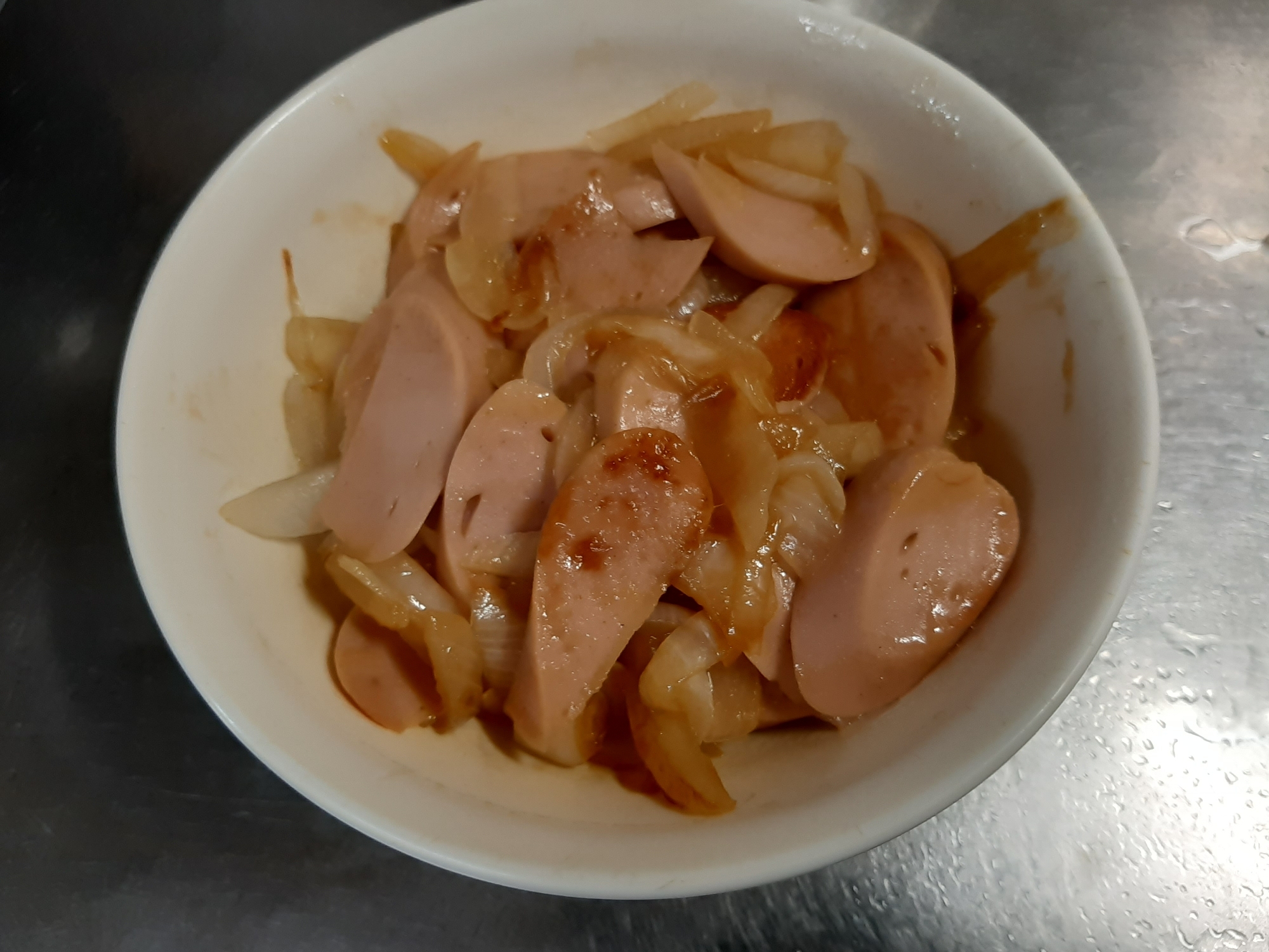 玉ねぎと魚肉ソーセージのケチャップ炒め