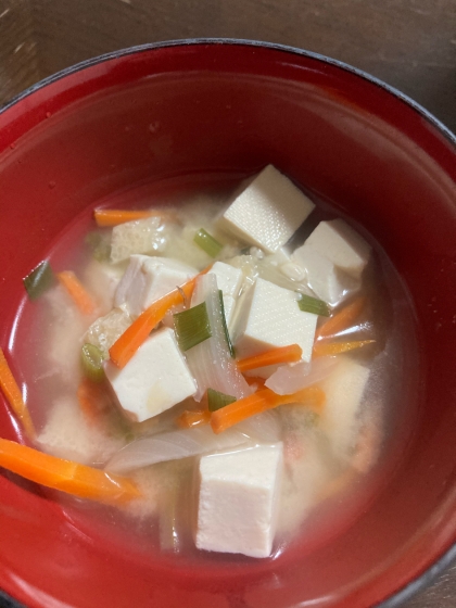 豆腐と玉ねぎと人参の味噌汁